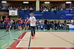 Das Feld wird vor dem Golden Set geputzt. (Bild: Manuel Nagel)
