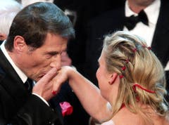 Küss die Hand: Der österreichische Charmeur mit der Schauspielerin Gabriela Maria Schmiede am 9. Oktober 2004. Jürgens wird an diesem Abend für sein Lebenswerk mit dem Ehrenpreis des Deutschen Fernsehpreises ausgezeichnet. (Bild: Keystone)