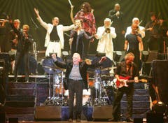 Der deutsche Bandleader und Komponist James Last steht am Donnerstag, 18. November 2004, bei seiner Jubiläums-Tournee auf der Bühne der St.Jakobshalle in Basel. Der alte Meister des "Party-Sounds" hat in seiner Karriere mehr als 200 Goldene Schallplatten und Platinscheiben erhalten. (Bild: Keystone)