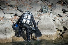 Polizeitaucher der Kantonspolizei St.Gallen während einer Einsatzübung am Walensee. Bei der Übung wird ein Kleinwagen versenkt und anschliessend geborgen (Bild: Urs Bucher)