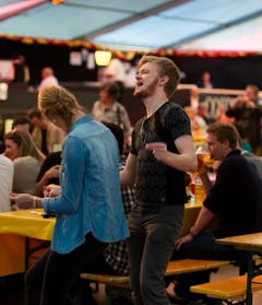 Beste Stimmung in einem Festzelt am Unteren Brühl. (Bild: Michel Canonica)