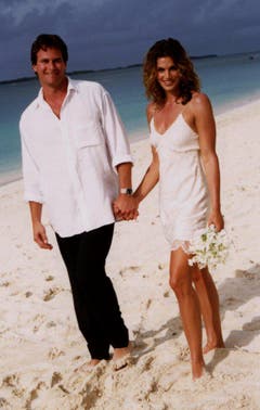 Supermodel Cindy Crawford 1998 mit ihrem Mann Rande Gerber auf den Bahamas. (Bild: Keystone)