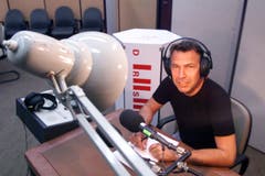 Zurfluh moderierte auch Radio. Der Moderator im IRG-Studio im Jahr 1999 in Luzern. (Bild: Archiv LZ)