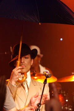 Mit Schirm, Charme und einer Fast-Melone: Prince war häufiger Gast beim Jazz-Festival von Montreux, hier während einer Jam-Session nach seinem Konzert im Jahr 2007. (Bild: Keystone)