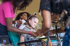 Passend zur Eröffnung des Afrikahauses konnten sich junge Zoobesucher afrikanische Zöpflifrisuren machen lassen. (Bild: Michel Canonica (Michel Canonica))