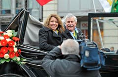 Hansjörg Walter und Frau Madeleine fahren in der Kutsche vor. (Bild: Reto Martin)