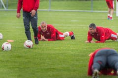 Die ehemaligen Natistars wärmen sich vor dem Spiel auf. (Bild: Andrea Stalder)