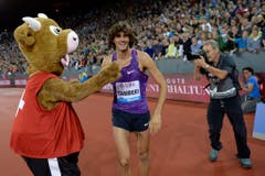 Abklatschen mit Maskottchen "Cooly". Der Italienische Stabhochspringer Gianmarco Tamberi. (Bild: Keystone)