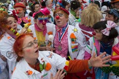 Die Spitalclowns feiern das 20-Jahr-Jubiläum der Stiftung Theodora auf dem Bundesplatz. (Bild: Keystone)