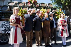 Männer und Frauen stossen mit Bierhumpen auf das bevorstehende Eidgenoessische Schwingfest an. (Bild: Keystone / Jean-Christophe Bott)