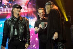 "Weltwoche"-Chef Roger Köppel überreicht Chris von Rohr (rechts) und Marc Storace von Krokus einen Award. (Bild: Keystone)