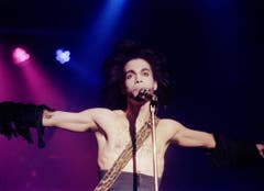 Das Spiel mit der Androgynität beherrschte Prince ebenso wie das Spiel mit der Gitarre oder dem Klavier (Aufnahme von 1990). (Bild: Keystone)