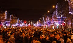 Die Avenue des Champs-Elysées in Paris ist dicht bevölkert in der Silvesternacht. (Bild: Keystone)