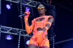 Azealia Banks trat in einem hautengen orangen Tenü auf. (Bild: Reto Martin)