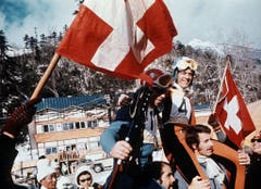 Olympiasieger Bernhard Russi (Nr. 4) und der Schweizer Olympiazweite Roland Collombin (Nr. 11) auf den Schultern der Fans. (Bild: Keystone/Str)
