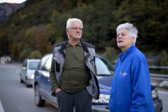 Die Dorfbewohner Otto und Ada Salis können es kaum erwarten, wieder in ihren eigenen vier Wänden zu sein. (Bild: KEYSTONE/Gian Ehrenzeller)