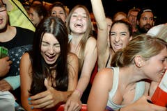 Weibliche Fans kreischen wie bei Popstars, als die Natistars im Hallenstadion ankommen. (Bild: Keystone)
