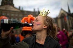 Krönchen auf und einen Schluck auf das neue Königspaar trinken! (Bild: Keystone)