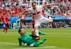 Xherdan Shaqiri und der albanische Goalie Etrit Berisha. (Bild: Keystone)