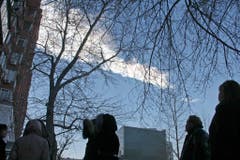 Bewohner der Stadt Tscheljabinsk verfolgen den Meteoritenregen am Himmel. (Bild: Keystone)