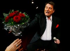 Eine Verehrerin überreicht dem Entertainer am 7. Dezember 2006, während seines Konzerts im Zürcher Hallenstadion, einen Blumenstrauss. (Bild: Keystone)