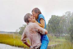 Strömender Regen und die Liebe des Lebens. Mehr Romantik geht fast nicht: Der wohl beliebteste Kuss aller Frauen unter 35. Ryan Gosling küsst seine Jugendliebe Rachel McAdams im Film "The Notebook" aus dem Jahr 2004. (Bild: Keystone)