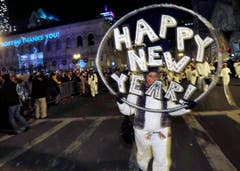 Teilnehmer einer Parade durch Boston überbringen in der Silvesternacht Neujahrswünsche. (Bild: Keystone)