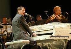 Udo Jürgens singt am 22. November 2003 zusammen mit Pepe Lienhard für rund 20 Journalisten ein Weihnachtslied und erklärt den Journalisten, dass er noch nicht ans Aufhören denkt. Danach kommen 14'000 Zuschauer in der ausverkauften Kölnarena in den Genuss seines Konzertes. (Bild: Keystone)