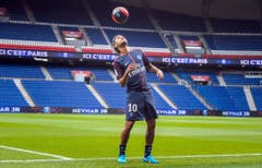 Rekordtransfer im Fussballgeschäft: Der Brasilianer Neymar Jr. wurde im August als neuer Spieler von Paris Saint-Germain (PSG) vorgestellt. Der französische Club zahlte Neymars ehemaligem Club FC Barcelona eine Transfersumme von 222 Millionen Euro. (Bild: CHRISTOPHE PETIT TESSON (EPA))