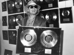 Der österreichische Popstar Falco erhält in Asmsterdam für seine Platten 'Jeanny' und 'Falco Drei' eine Gold- und eine Platinauszeichnung (Aufnahme vom 19. Februar 1986). (Bild: Keystone)
