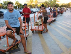 Anstehen vor einem Baumarkt in Miami: Die Menschen kaufen Bretter und dergleichen, um ihre Fenster zunageln zu können. (Bild: Keystone)
