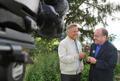 Kurt Zurfluh drehte 2011 in Hertenstein eine neue Folge von "Hopp de Bäse" mit Pfarrer Ernst Heller. (Bild: Corinne Glanzmann)
