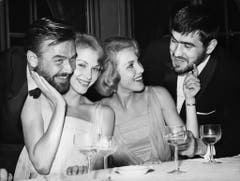 Ein Bild aus alten Zeiten: Blacky Fuchsberger (links) mit den Kessler-Zwillingen Alice und Ellen sowie Schauspieler Mario Aadorf am Filmfestival Berlin 1958. (Bild: Keystone)
