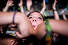 Eine Frau verfolgt den Auftritt der Toten Hosen. (Bild: Benjamin Manser)