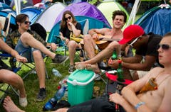 Kühles Bier aus der Kühlbox und ein Schatten spendendes Partyzelt. (Bild: Coralie Wenger)
