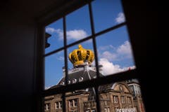 Eine riesige Krone auf einem Gebäude in Amsterdam. (Bild: Keystone)