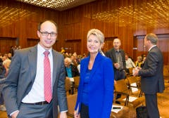 Sie kam ganz in Blau: Karin Keller-Sutter zusammen mit Marc Mächler. (Bild: Ralph Ribi)