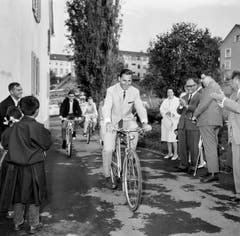 Im Sommer 1965 schenkte Ferdy Kübler tibetischen Flüchtlingen in der Schweiz Velos. (Bild: Keystone)