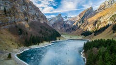 Die Ostschweiz läuft Schlittschuh auf dem Seealpsee (Bild: Urs Bucher)