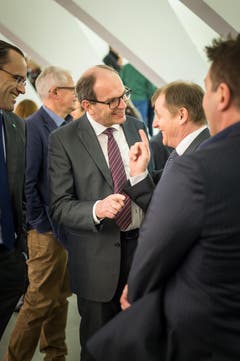 Erfreute Gesichter nach der Wahl: CVP-Mann Bruno Damann im Gespräch mit Kollegen. (Bild: Michel Canonica)