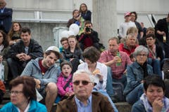 St. Gallen - OFFA Frühlingsmesse Freitzeit- und Sportmesse und Pferdemesse Besucher bei oder in der Arene bei der Darbietung der Pferdevoltiiererinnen (Bild: Ralph Ribi)