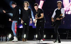 Der Rider der Boyband One Direction ist 32 Seiten lang. Ein paar Highlights daraus: Dauert eine Autofahrt länger als 15 Minuten, brauchen die Jungs Erfrischungsgetränke. Backstage wollen sie ausserdem einen grossen, mit einer Glasscheibe verkleideten Kühlschrank, hausgemachte Desserts, einen Pingpongtisch, drei Kisten lokales Bier sowie parfümierte Teppiche. (Bild: Keystone)