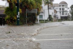 Eine überflutete Strasse in einem Geschäftsviertel in Naples, Florida. (Bild: Keystone)