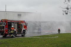 Mit Wasservorhängen kämpfte die Feuerwehr gegen die giftigen Dämpfe, die aus dem Betrieb ins Freie gelangten. (Bild: Mario Testa)