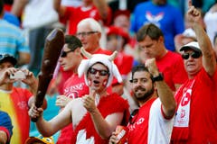 Vor dem Anpfiff waren die Schweizer Fans im Stadion noch gut gelaunt. (Bild: Keystone)