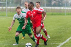 Badile Lubamba versucht vorbeizukommen. (Bild: Andrea Stalder)