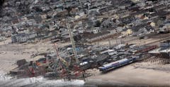 Nach dem Sturm sind die Schäden an der Küste von Seaside Heights in New Jersey gut sichtbar. (Bild: Keystone)
