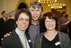 Andrea Röst mit Gatte Marc Röst und Brigitte Kaufmann-Arn, alle in Uttwil daheim. (Bild: Reto Martin)