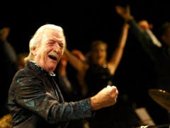 James Last begeistert am Muttertag, Sonntag, 12. Mai 2002 die vielen weiblichen Fans im Zuercher Hallenstadion. (KEYSTONE/Franco Greco) (Bild: Keystone)