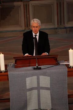 Moderator Frank Elstner spricht zu den Trauergästen. (Bild: pd)
